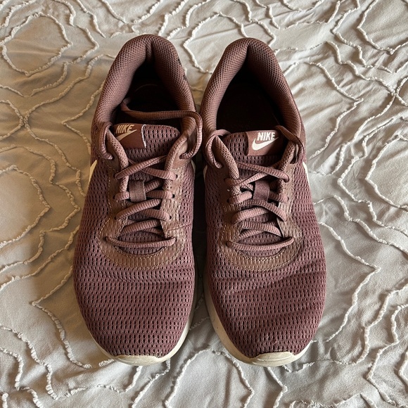 Nike Tanjun Lightweight Running Sneakers - Picture 1 of 5